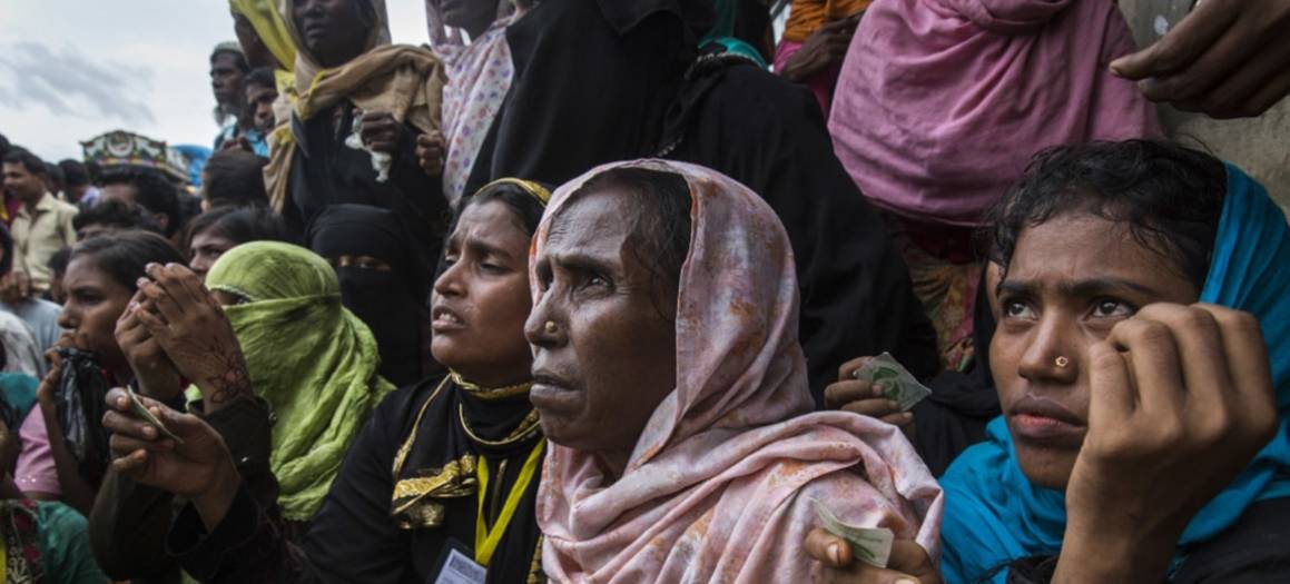 Kuvassa rohingya-pakolaiset odottavat ruoan jakelua Kutupalongin leirissä Bangladeshissa. Kuva: UNHCR/Andrew Mconnell.